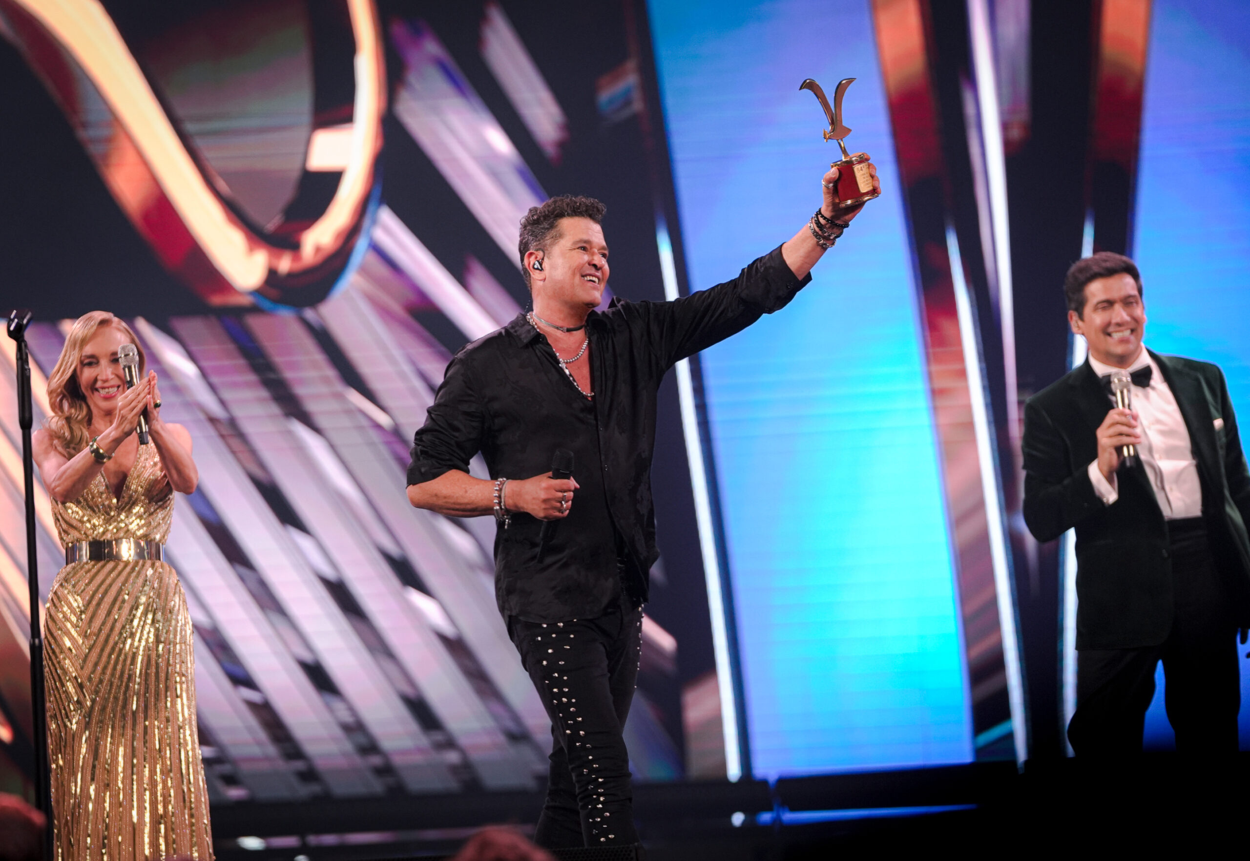 Carlos Vives se alza con las gaviotas de plata y oro en el Festival de Viña  del Mar 2025 - carlosvives.com