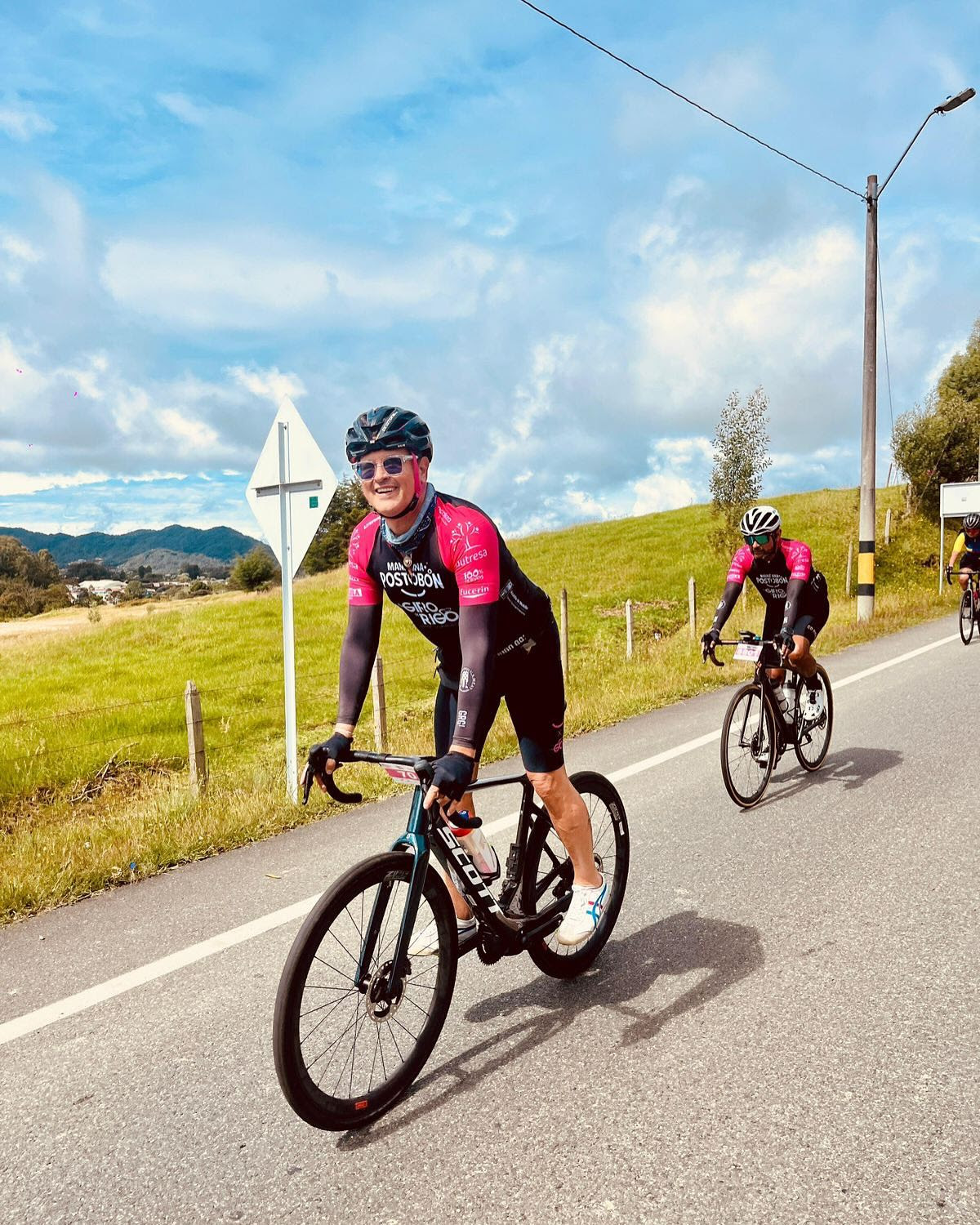 Carlos Vives puso a rodar la bicicleta en “El Giro de Rigo 2024" -  carlosvives.com
