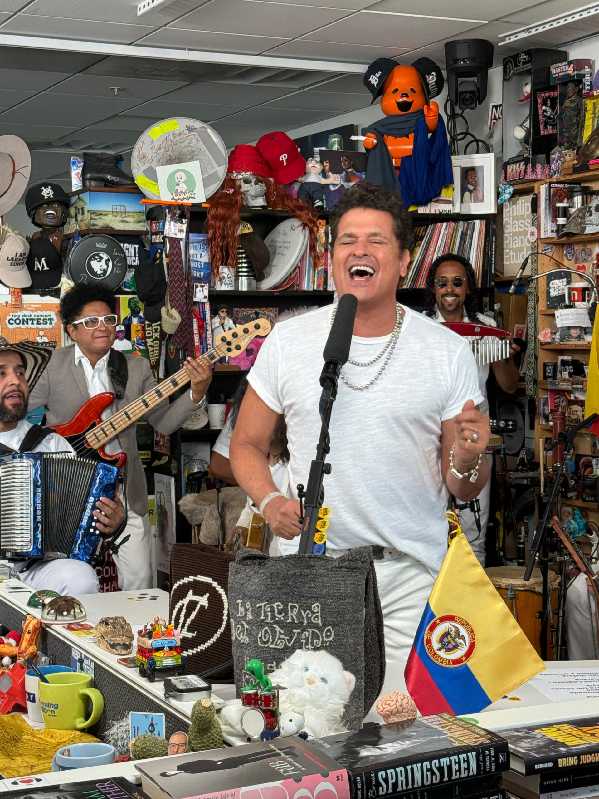 Carlos Vives y La Provincia celebran en “Tiny Desk” 30 años de la Tierra  del Olvido - carlosvives.com