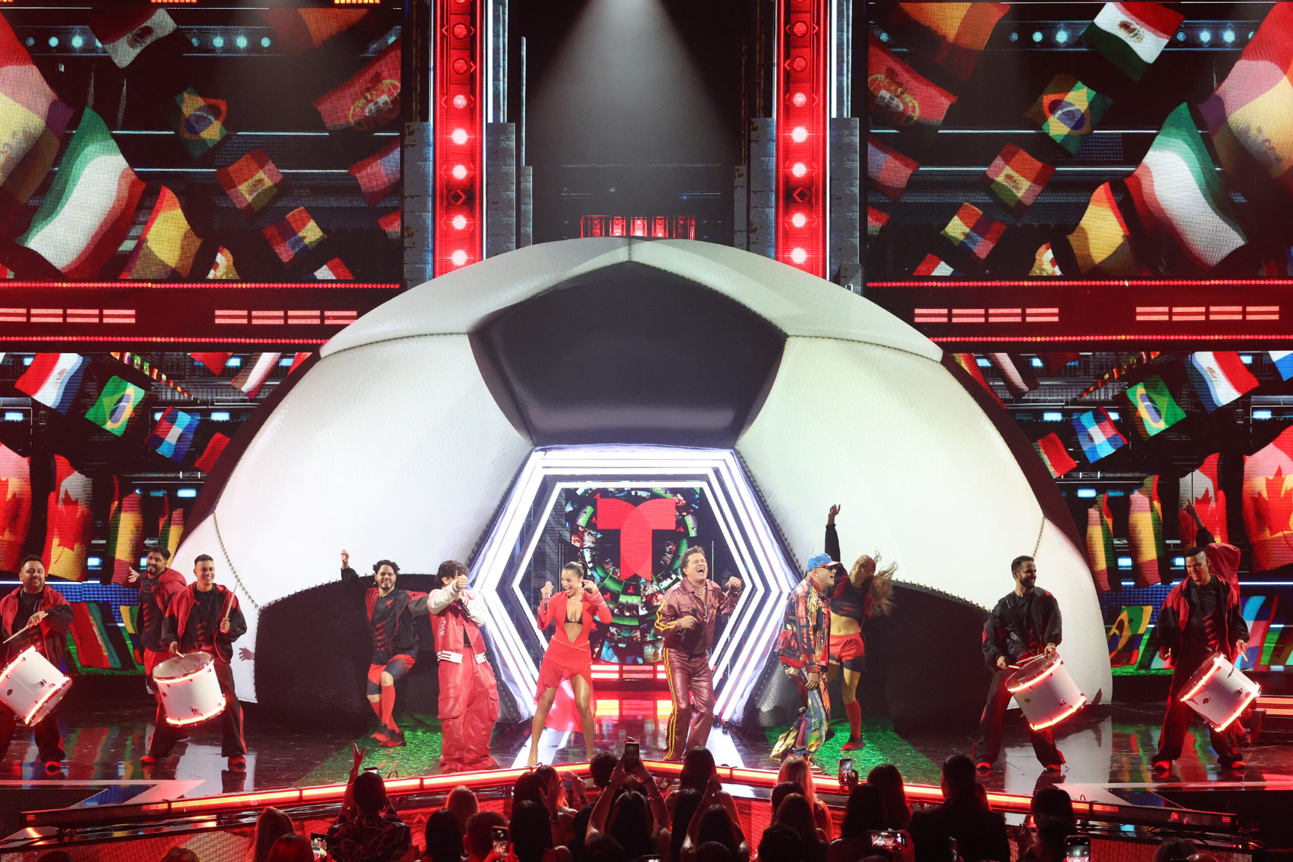 Mira la participación de Carlos Vives en el estreno mundial de "Somos Más",  himno oficial del Mundial 2026 - carlosvives.com